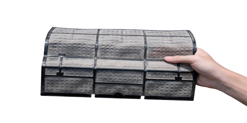 The air conditioner filter is dirty, which may be the cause of the air conditioner leaking.