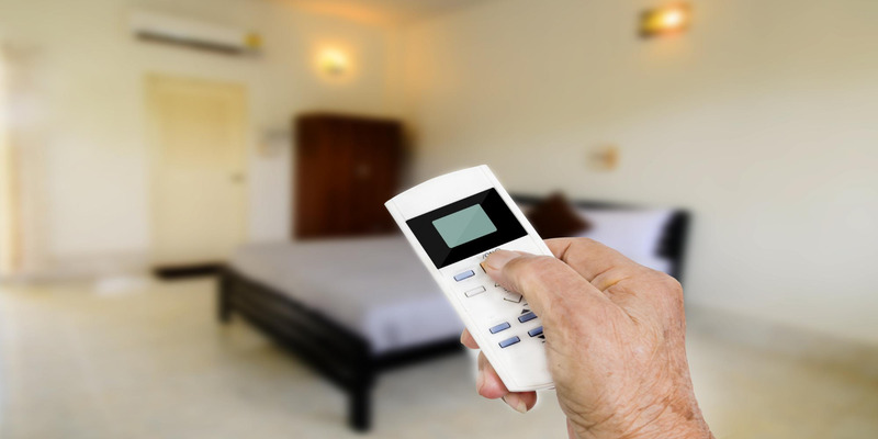 Controlling air conditioner in hotel room for comfort