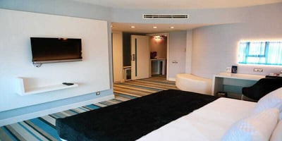 Large hotel room with centralized air conditioning and comfort setup