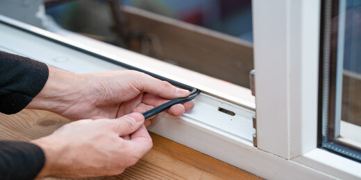 professional-master-repair-installation-windows-changes-rubber-seal-gasket-pvc-windows (1)